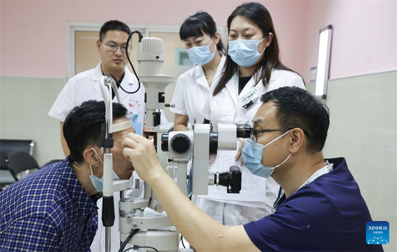Mongolie intérieure : un « train-hôpital » propose des opérations de la cataracte gratuites aux patients à faibles revenus