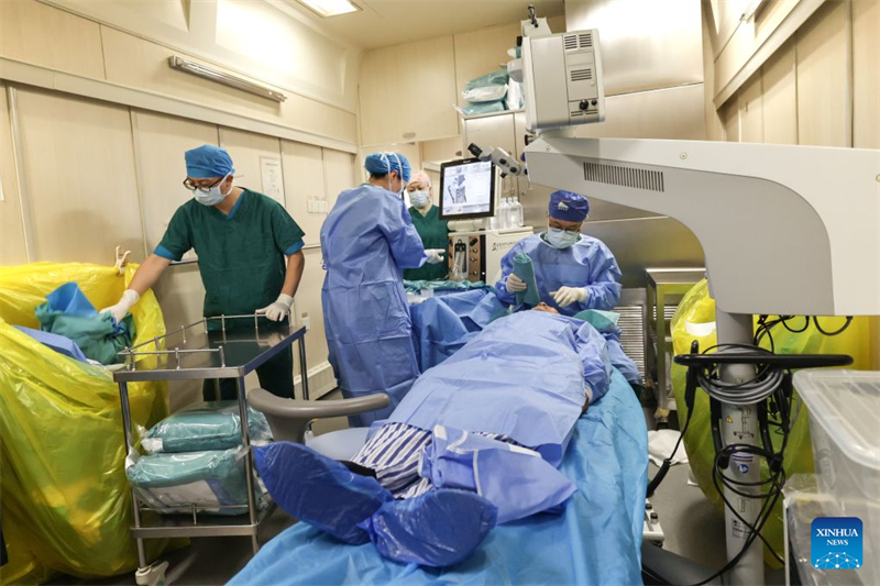 Mongolie intérieure : un « train-hôpital » propose des opérations de la cataracte gratuites aux patients à faibles revenus