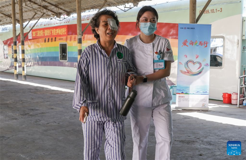 Mongolie intérieure : un « train-hôpital » propose des opérations de la cataracte gratuites aux patients à faibles revenus