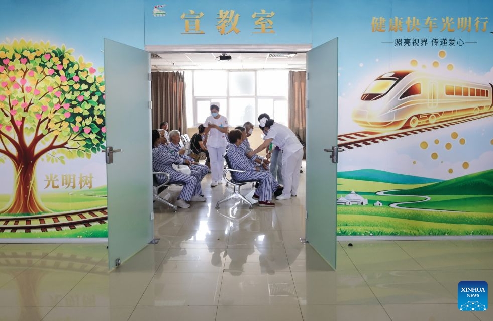 Mongolie intérieure : un « train-hôpital » propose des opérations de la cataracte gratuites aux patients à faibles revenus
