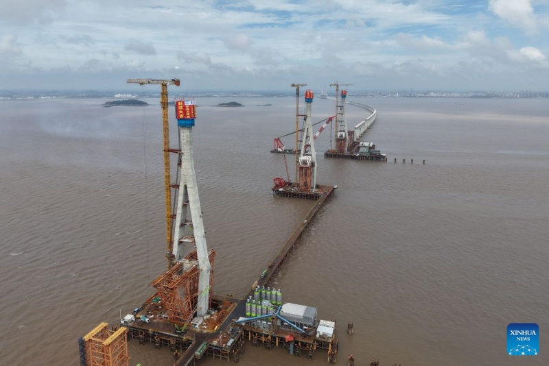 Zhejiang : les sept pylônes principaux du pont ferroviaire transmaritime de la baie de Hangzhou achevés