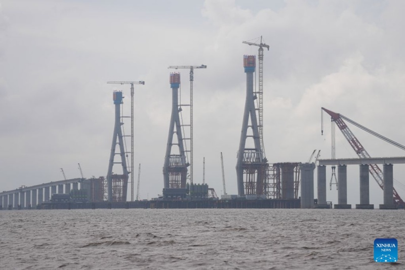 Zhejiang : les sept pylônes principaux du pont ferroviaire transmaritime de la baie de Hangzhou achevés