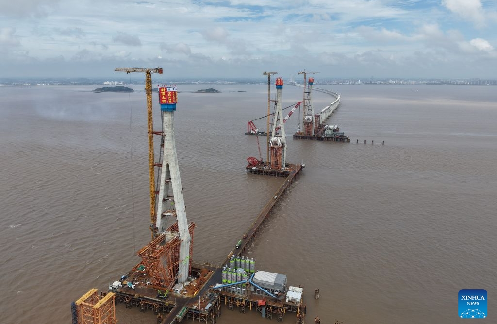 Zhejiang : les sept pylônes principaux du pont ferroviaire transmaritime de la baie de Hangzhou achevés