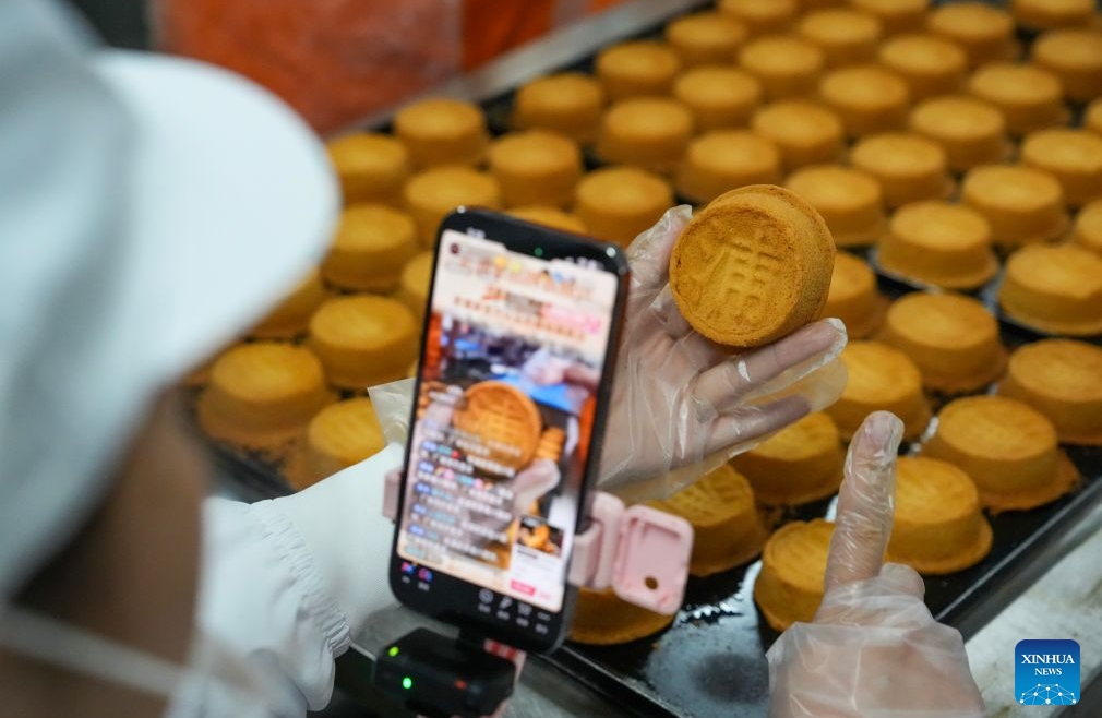 Yunnan : à l'approche de la Fête de la mi-automne, les fabricants de gâteaux de lune de Xuanwei tournent à plein régime