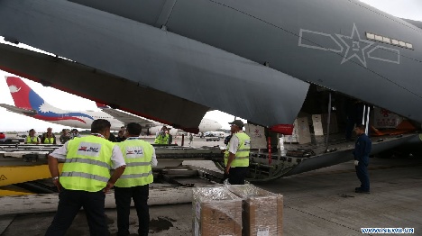 La quatrième cargaison d'aides humanitaires d'urgence chinoises arrive au Népal