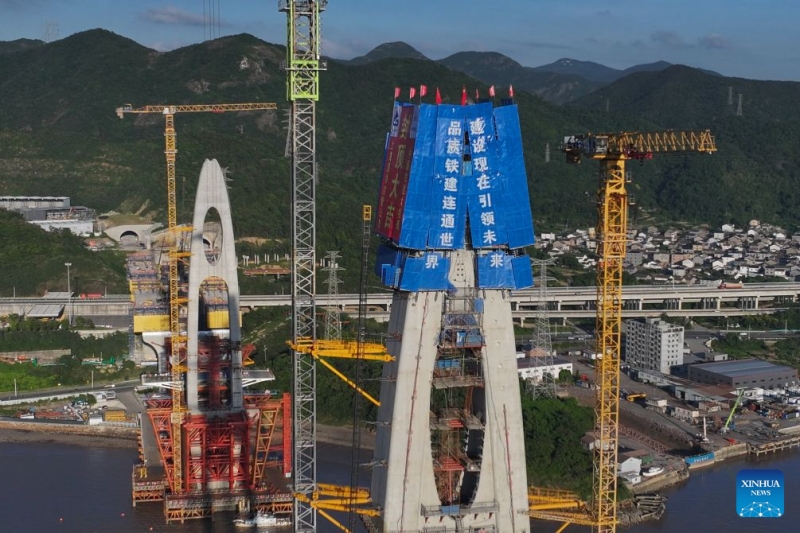 Zhejiang : le sommet du pylône n° 20 du pont rail-route de Fuchimen à Zhoushan achevé