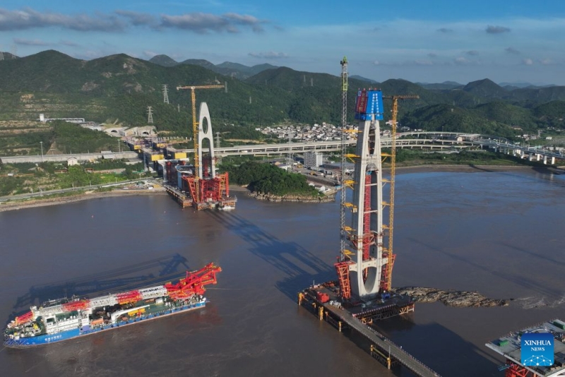 Zhejiang : le sommet du pylône n° 20 du pont rail-route de Fuchimen à Zhoushan achevé