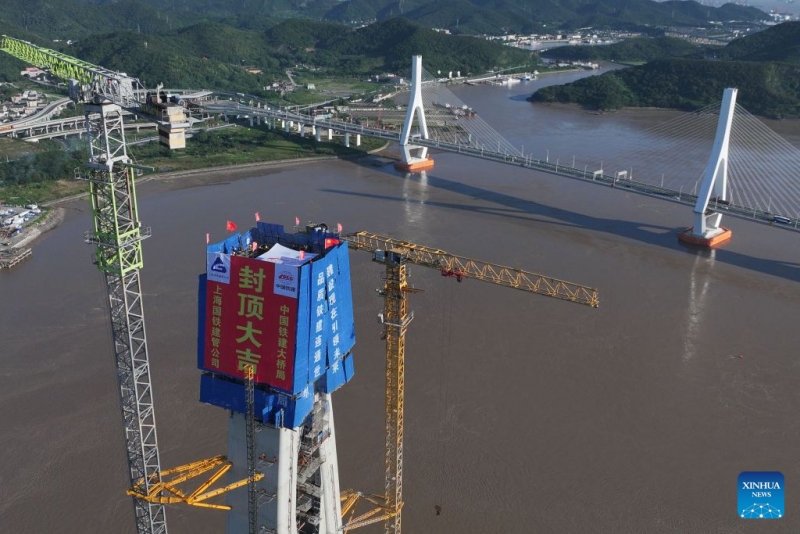 Zhejiang : le sommet du pylône n° 20 du pont rail-route de Fuchimen à Zhoushan achevé