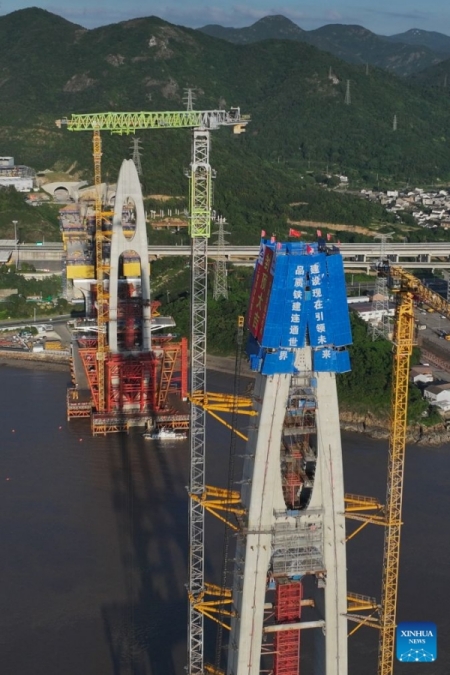 Zhejiang : le sommet du pylône n° 20 du pont rail-route de Fuchimen à Zhoushan achevé