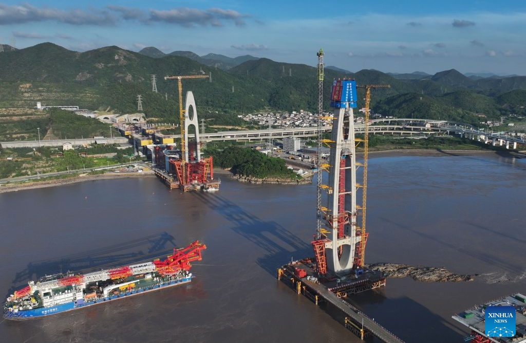 Zhejiang : le sommet du pylône n° 20 du pont rail-route de Fuchimen à Zhoushan achevé