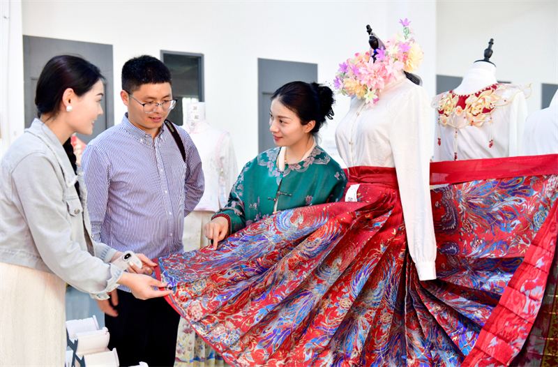 La mode féminine d'inspiration chinoise gagne en popularité à Singapour