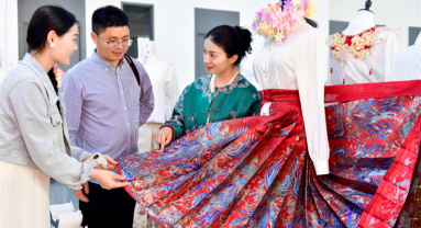 La mode féminine d'inspiration chinoise gagne en popularité à Singapour