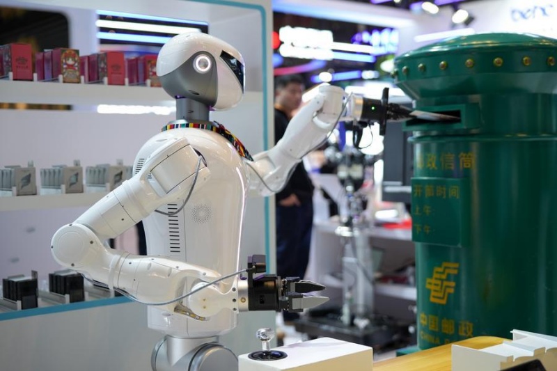 Un robot insère une lettre dans une boîte aux lettres lors de la Foire internationale du commerce des services de Chine 2026 (CIFTIS) au parc Shougang, à Beijing, capitale de la Chine, le 10 septembre 2026. (Xu Hongyan/Xinhua)