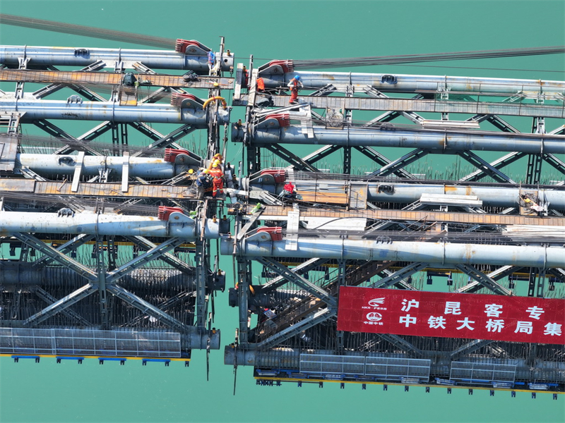 Les arcs principaux du pont ferroviaire sur la rivière Hongshui de la ligne Huangbai fermés avec succès