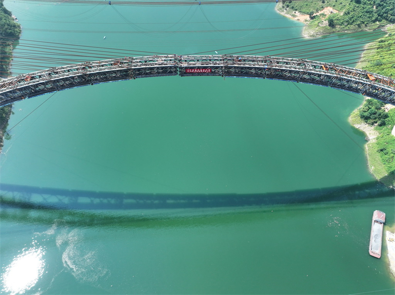 Les arcs principaux du pont ferroviaire sur la rivière Hongshui de la ligne Huangbai fermés avec succès