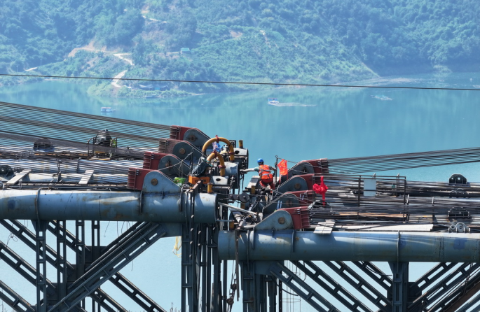 Les arcs principaux du pont ferroviaire sur la rivière Hongshui de la ligne Huangbai fermés avec succès