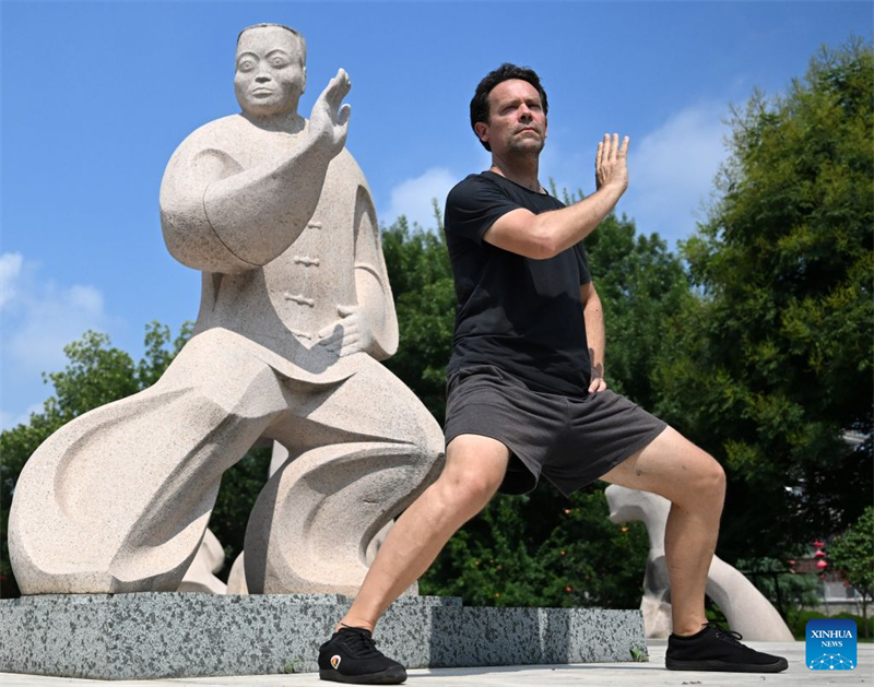 Henan : des passionnés étrangers de Taijiquan adoptent la tendance « Chinamaxxing » dans le village de Chenjiagou