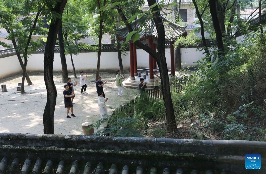Henan : des passionnés étrangers de Taijiquan adoptent la tendance « Chinamaxxing » dans le village de Chenjiagou