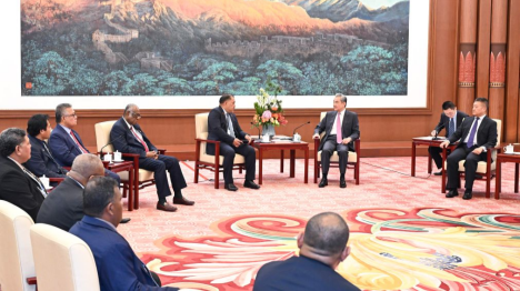 Le chef de la diplomatie chinoise rencontre une délégation de dirigeants des pays insulaires du Pacifique
