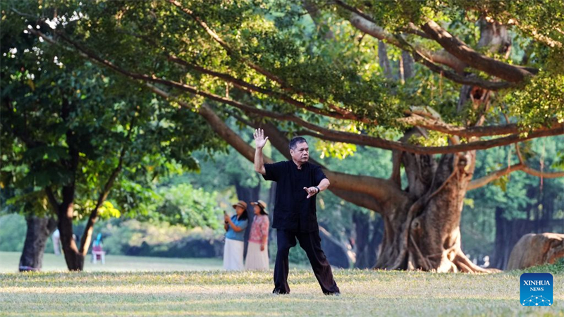Guangxi : les habitants pratiquent des activités physiques en plein air dans le parc Nanhu de Nanning