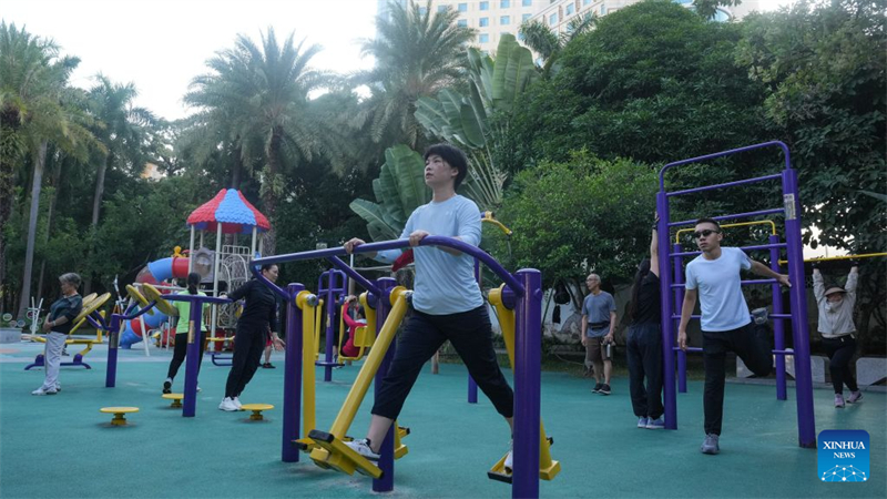 Guangxi : les habitants pratiquent des activités physiques en plein air dans le parc Nanhu de Nanning