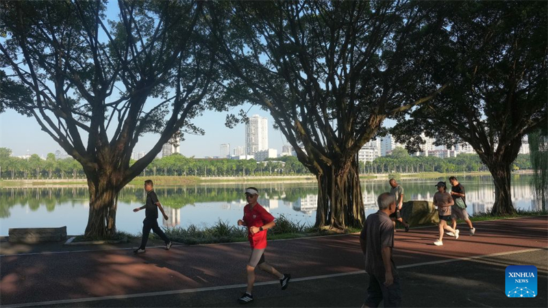 Guangxi : les habitants pratiquent des activités physiques en plein air dans le parc Nanhu de Nanning