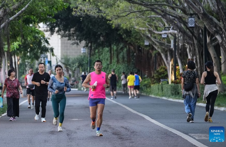 Guangxi : les habitants pratiquent des activités physiques en plein air dans le parc Nanhu de Nanning