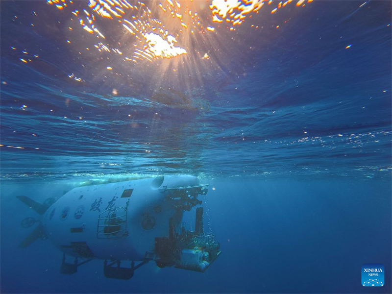 Le submersible habité chinois Jiaolong se prépare à plonger dans l'ouest de l'océan Pacifique