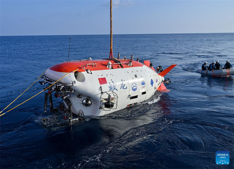 Le submersible habité chinois Jiaolong se prépare à plonger dans l'ouest de l'océan Pacifique