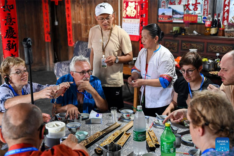 Guangxi : les visiteurs étrangers affluent à Longji pour découvrir la vie rurale traditionnelle de l'ethnie Zhuang