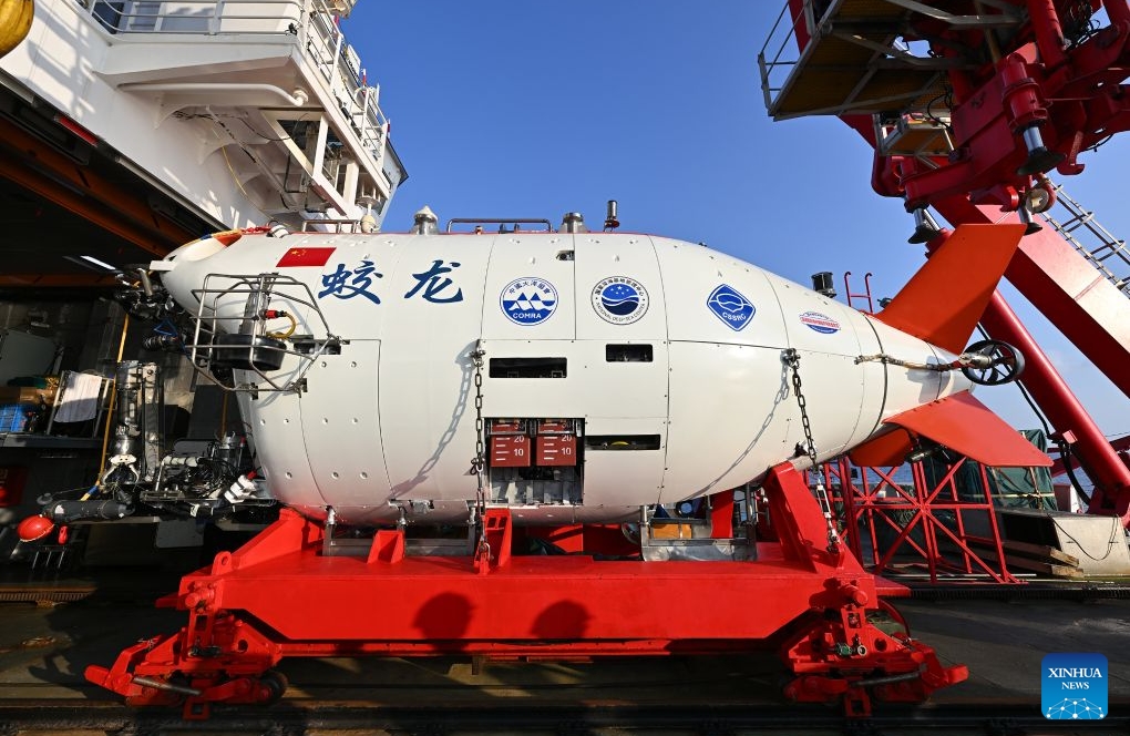 Le submersible habité chinois Jiaolong se prépare à plonger dans l'ouest de l'océan Pacifique