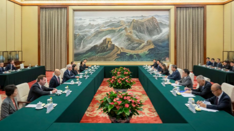 Le vice-Premier ministre chinois He Lifeng rencontre Tim Cook, président exécutif d'Apple