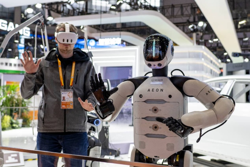 Un membre du personnel teste un robot humanoïde industriel au stand Hexagon, dans la zone d’exposition Technologie et Équipement de la 8e China International Import Expo, le 4 novembre 2025. (Photo/Weng Qiyu)