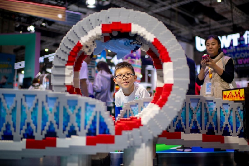 Les stands Lego attirent l’attention des enfants dans la zone d’exposition des biens de consommation de la 8e China International Import Expo, le 9 novembre 2025. (Photo/Weng Qiyu)