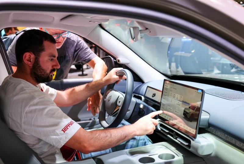  Des visiteurs testent un véhicule sur le stand du constructeur automobile chinois Leapmotor lors du Mondial de l'Auto de Paris 2026, le 13 octobre 2026.  (Wu Huiwo/Xinhua) 
