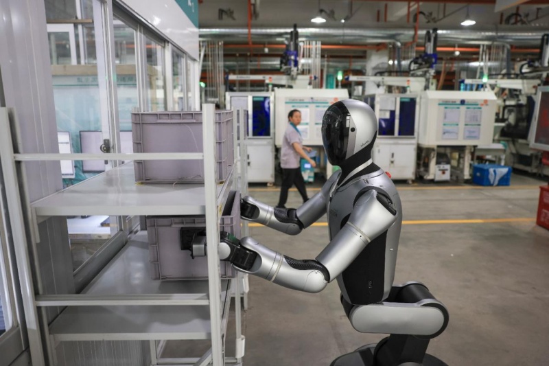 Un robot industriel transporte des échantillons vers des laboratoires dans un atelier intelligent de ZUCH Technology, une entreprise de haute technologie spécialisée dans les solutions de systèmes de connecteurs à Yueqing, dans la province du Zhejiang (est de la Chine). (Photo/Su Qiaojiang)