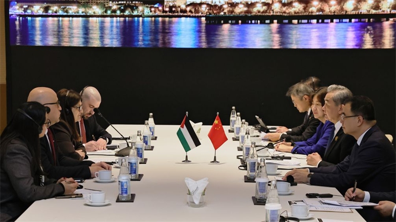 Le MAE chinois rencontre son homologue palestinienne