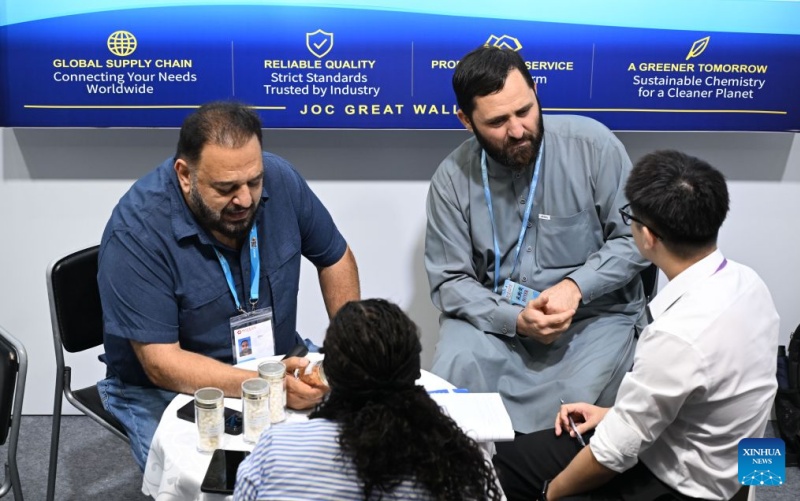 Guangdong : la participation des acheteurs étrangers à la première phase de la Foire de Canton atteint un niveau record
