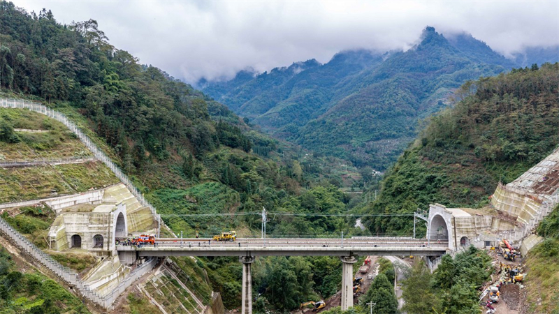 Fin de la pose des voies sur la ligne ferroviaire à grande vitesse Chongqing-Kunming