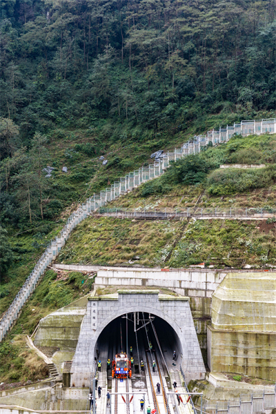 Fin de la pose des voies sur la ligne ferroviaire à grande vitesse Chongqing-Kunming
