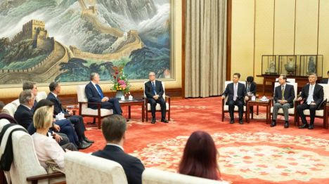 Un haut législateur chinois rencontre une délégation de la commission du commerce international du Parlement européen